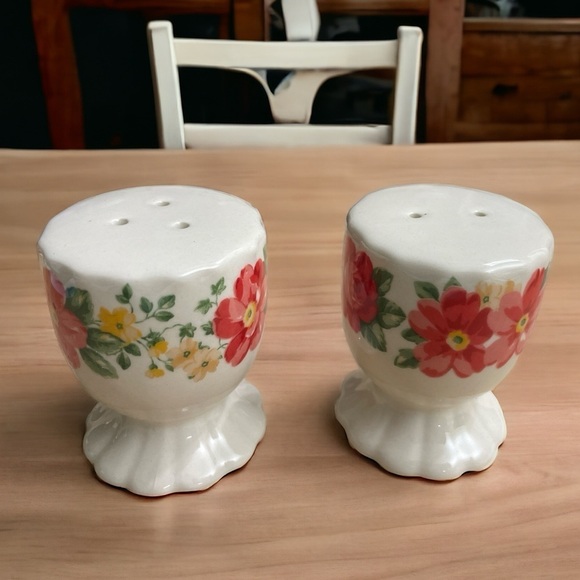 Pioneer Woman Floral Ceramic Footed Salt and Pepper Shakers with Stoppers - Picture 1 of 6